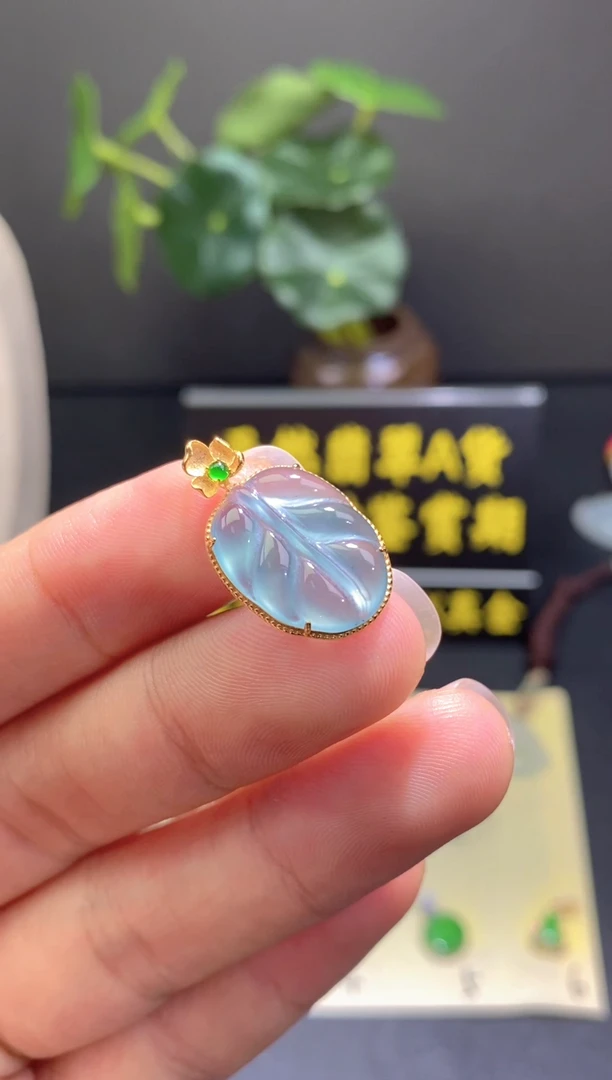 翡翠18K金镶嵌颈饰翡翠吊坠