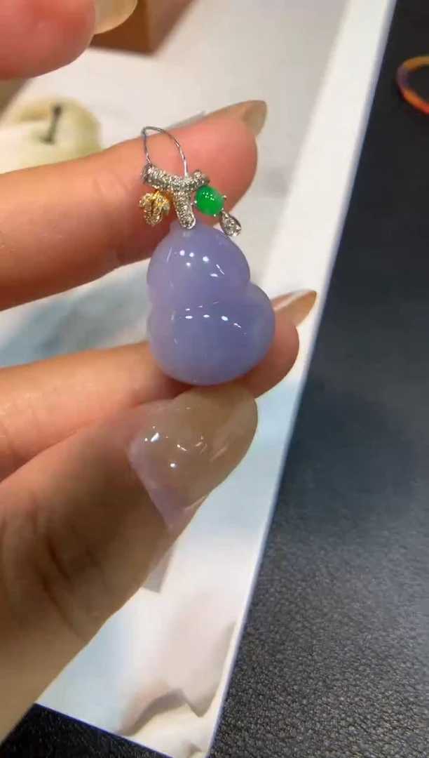 翡翠18K金镶嵌颈饰葫芦
