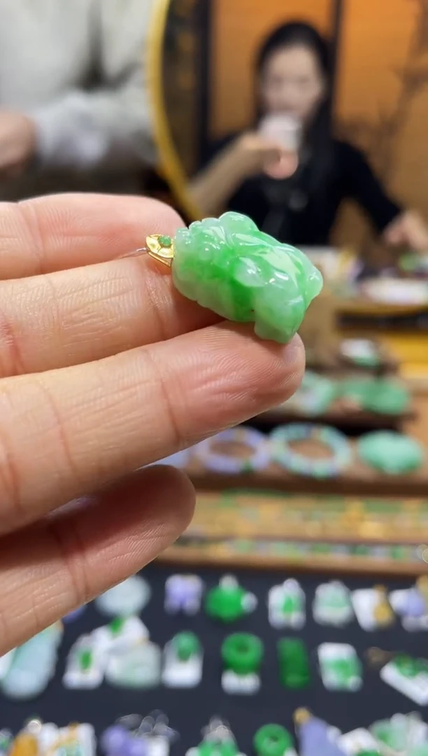 颈饰18K金镶嵌翡翠貔貅