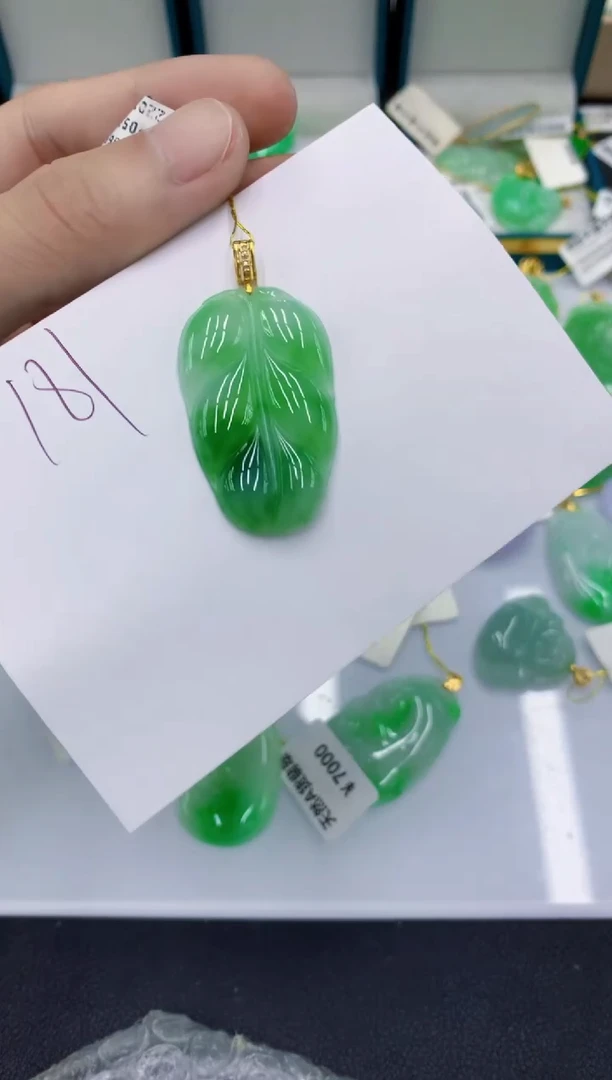翡翠18K金镶嵌颈饰敏***花翡翠