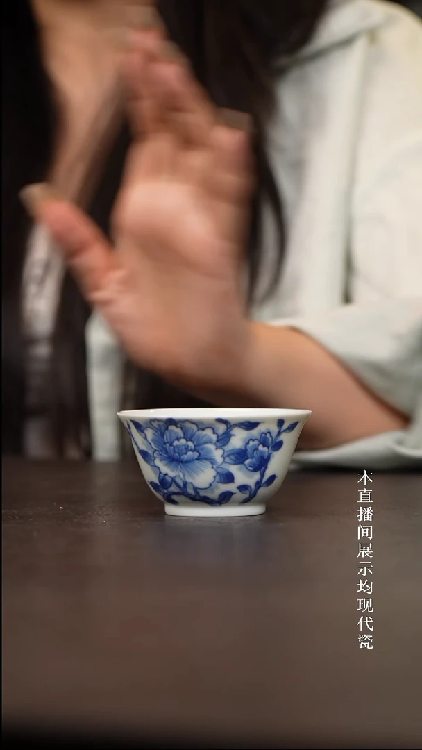 青花牡丹花撇口杯