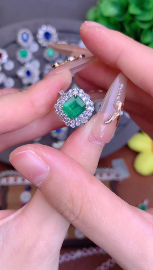 【闪购商品】祖母绿戒指18K金镶嵌1.59CT