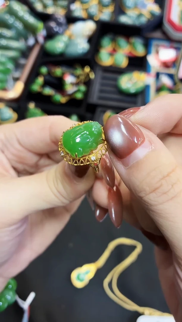 18K金镶嵌戒指和田玉多样性发一