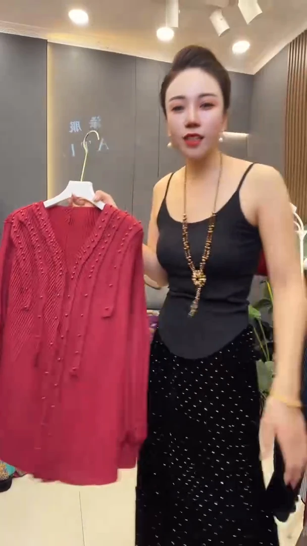 聚酯纤维（涤纶）红色 珠珠衫