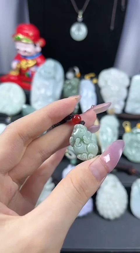 翡翠未镶嵌颈饰貔貅