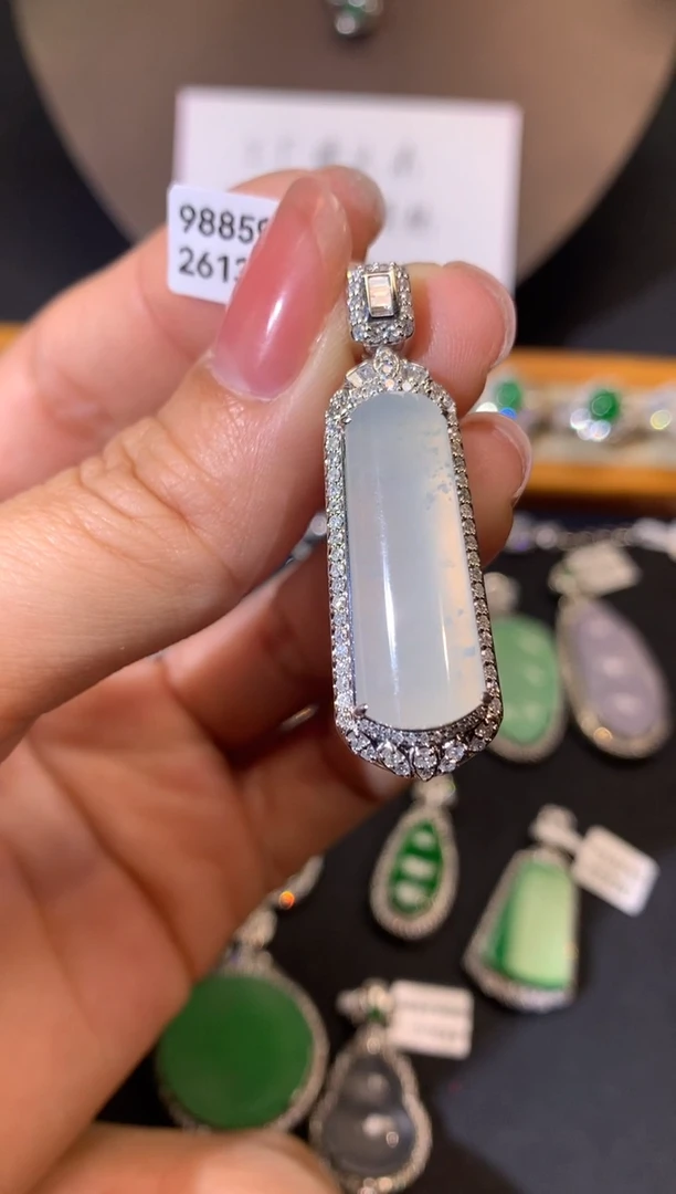 【闪购商品】翡翠吊坠(不含链)18K金镶嵌吊坠