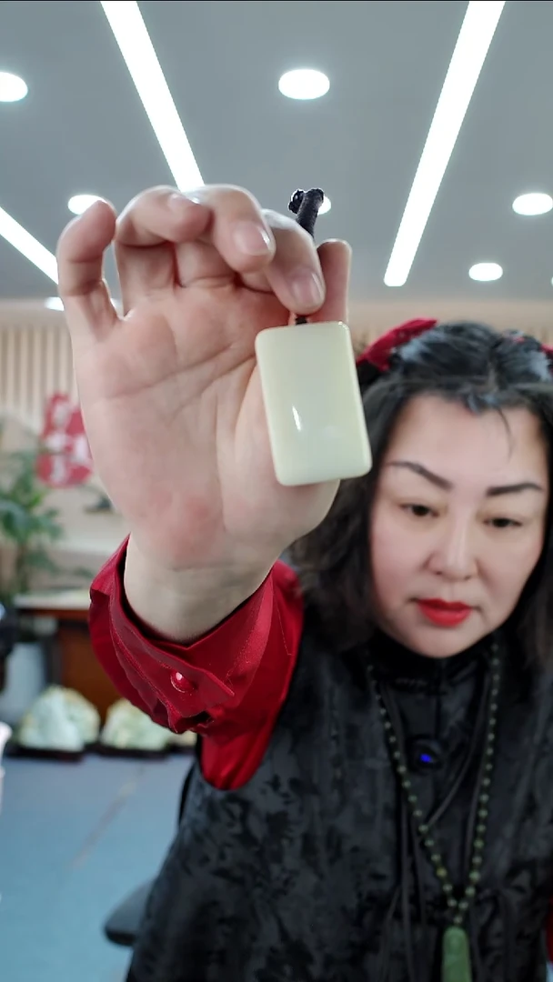 颈饰未镶嵌和田玉吊坠