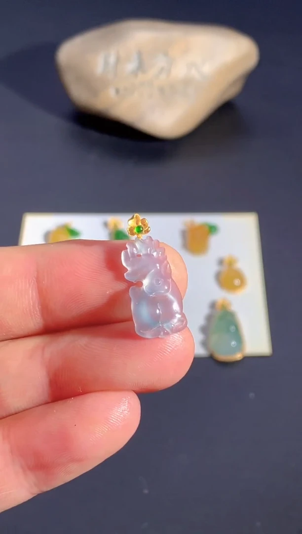 颈饰18K金镶嵌翡翠