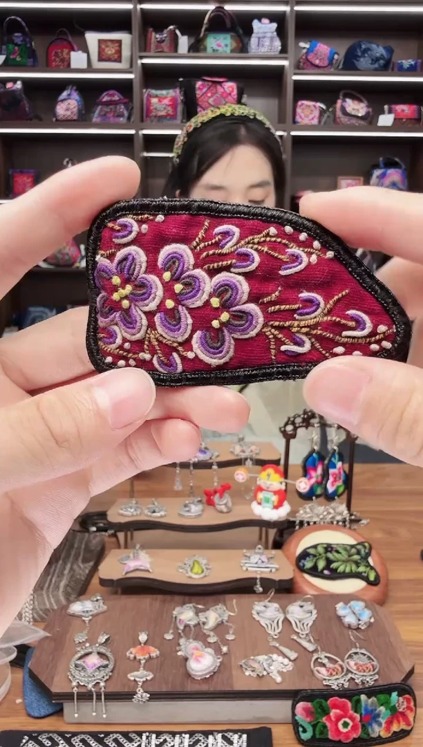 织绣144蒙阿苏苗绣传承店