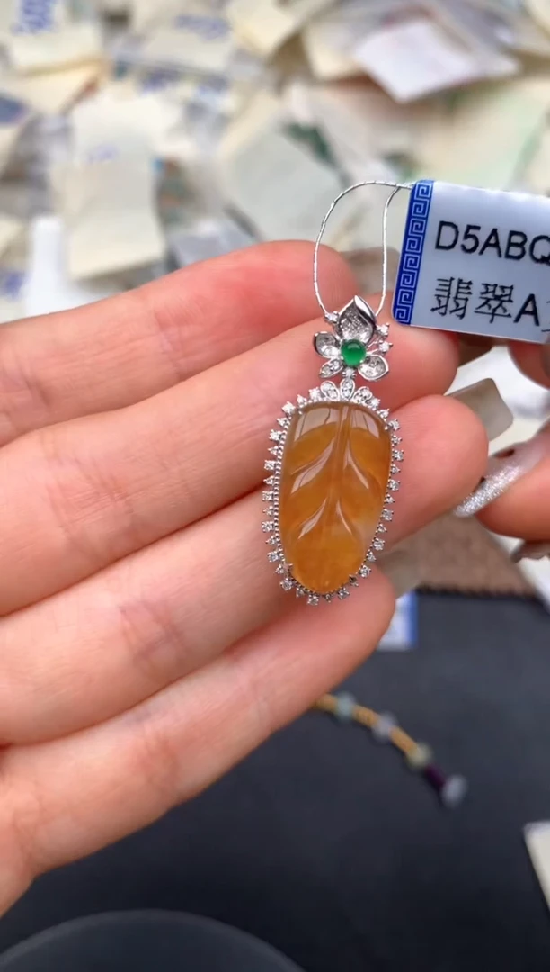 18K金镶嵌挂件翡翠一