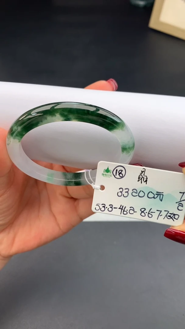 【闪购商品】翡翠手镯未镶嵌 #情人节#送礼，下单联系客服核对地址~