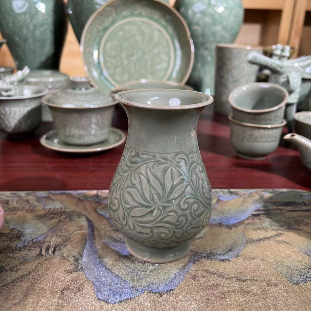 微瑕】耀州窑青瓷莲纹小花瓶一个