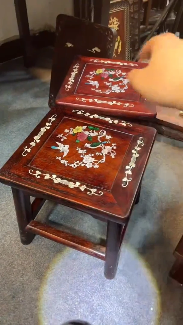 非洲紫檀（红花梨）凳子一对，单只尺寸28x28x30cm