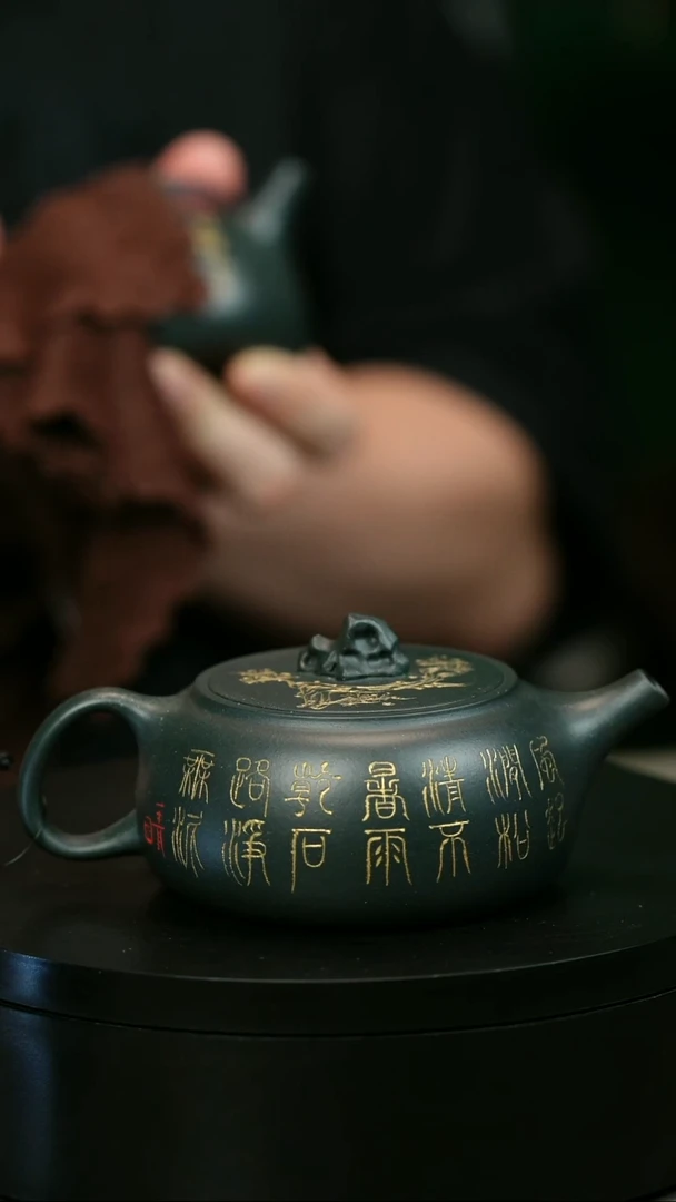 茶壶紫砂钟**事H2265余海燕墨绿描金太湖石