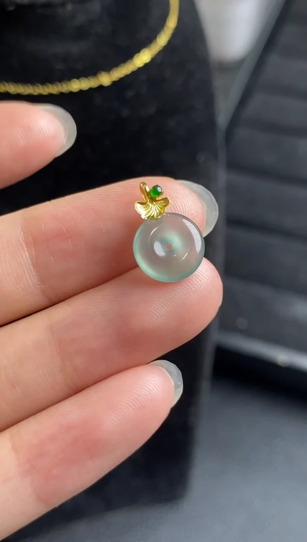 翡翠18K金镶嵌颈饰吊坠