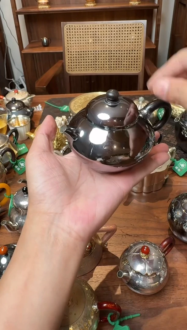 整敲镜面玄紫合欢壶