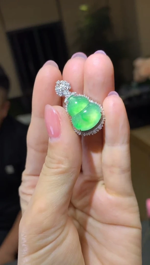 颈饰18K金镶嵌翡翠|不退不换