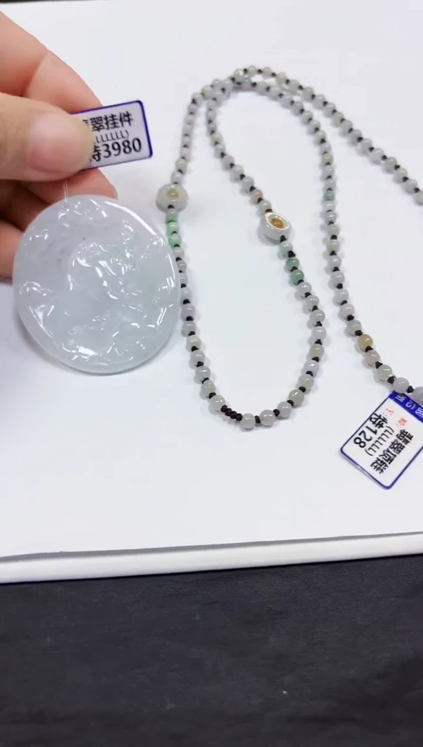 颈饰未镶嵌翡翠牛