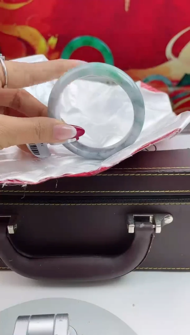 【闪购商品】翡翠手镯未镶嵌1翡翠手镯（微瑕）