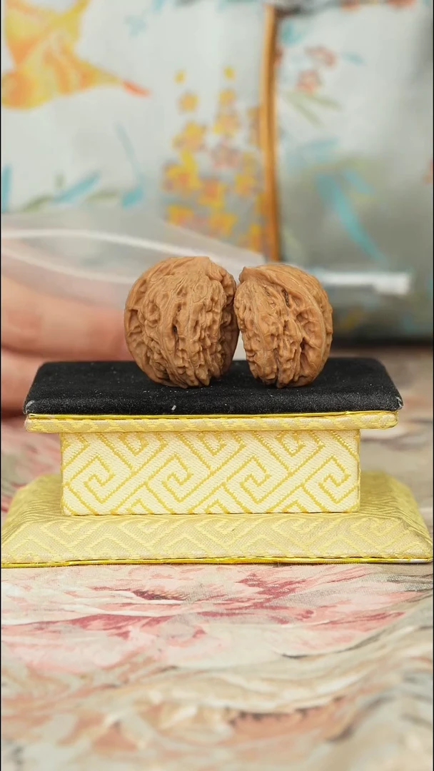 【闪购商品】文玩核桃把件一代楼异形