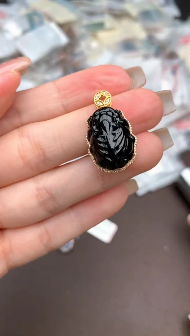 18K金镶嵌挂件翡翠一