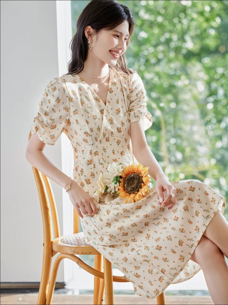 瑞丽风夏季小清新碎花连衣裙法式优雅收腰显瘦V领设计感茶歇裙女