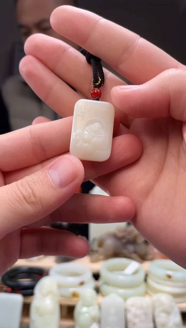 颈饰未镶嵌和田玉吊坠