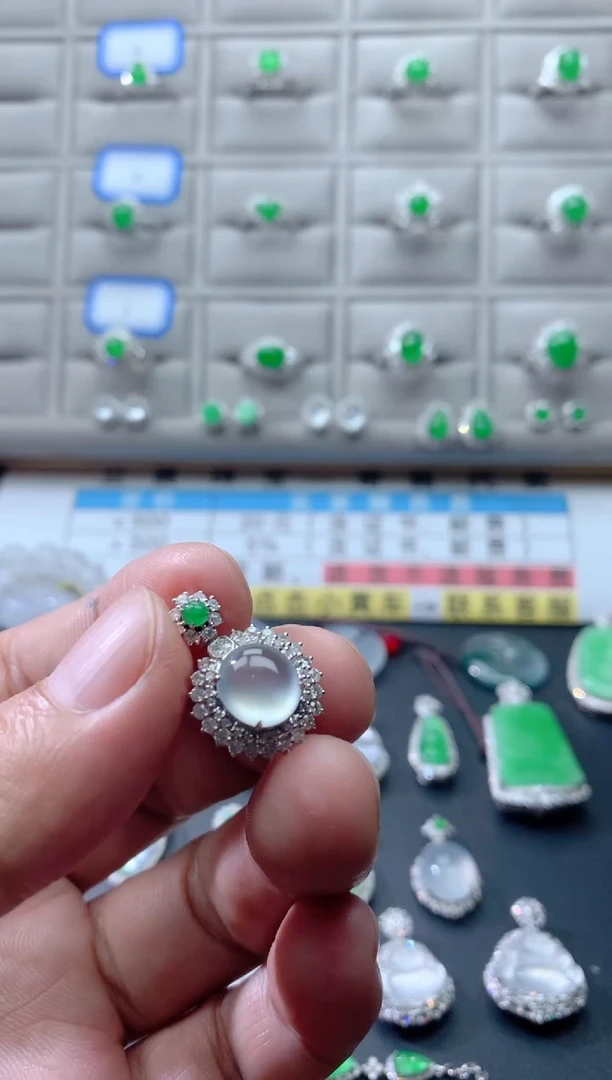 颈饰18K金镶嵌翡翠18K翡翠伴钻