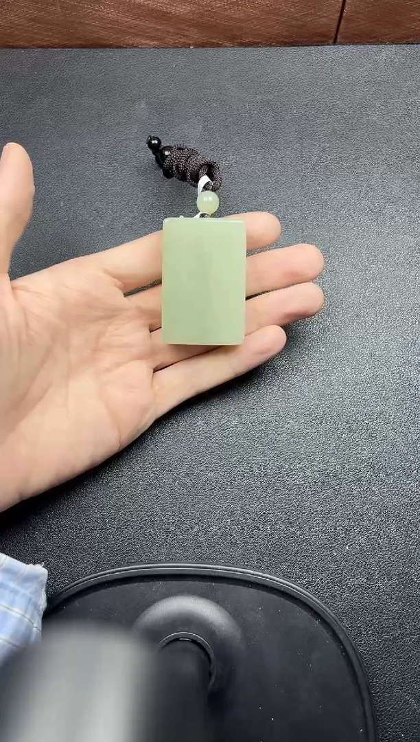 吊坠(赠链)未镶嵌和田玉且末微色差迪克兰二细吊坠