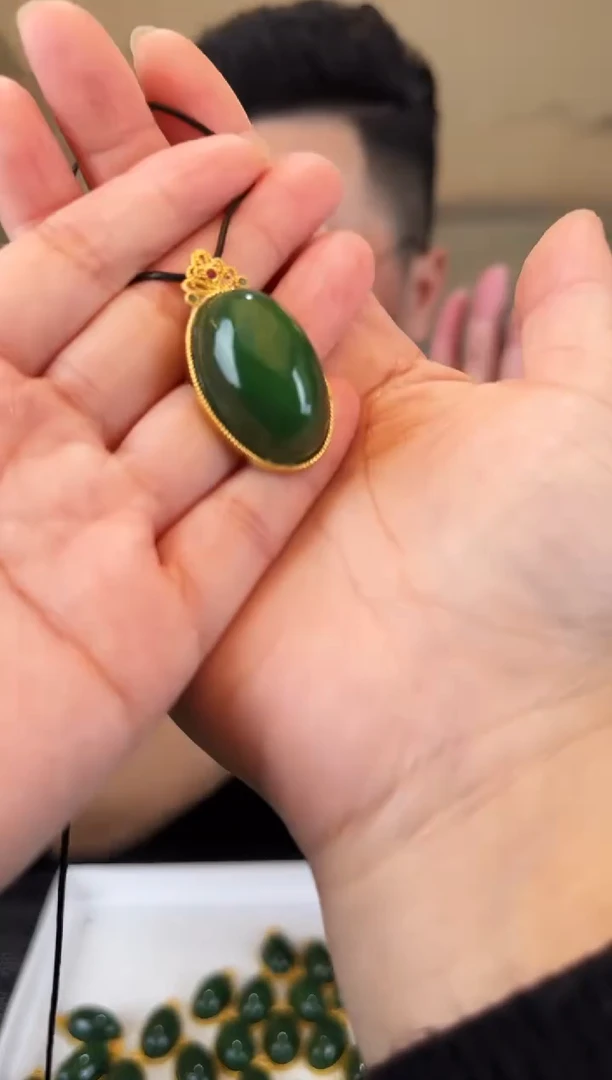 颈饰未镶嵌和田玉鸽子蛋3.0