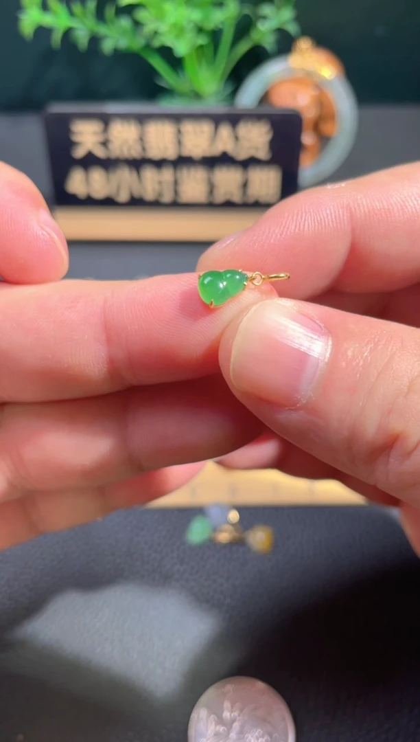 颈饰18K金镶嵌翡翠翡翠