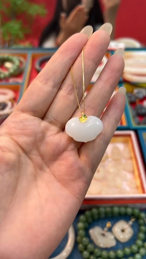 和田玉18K金镶嵌颈饰白玉云朵锁包