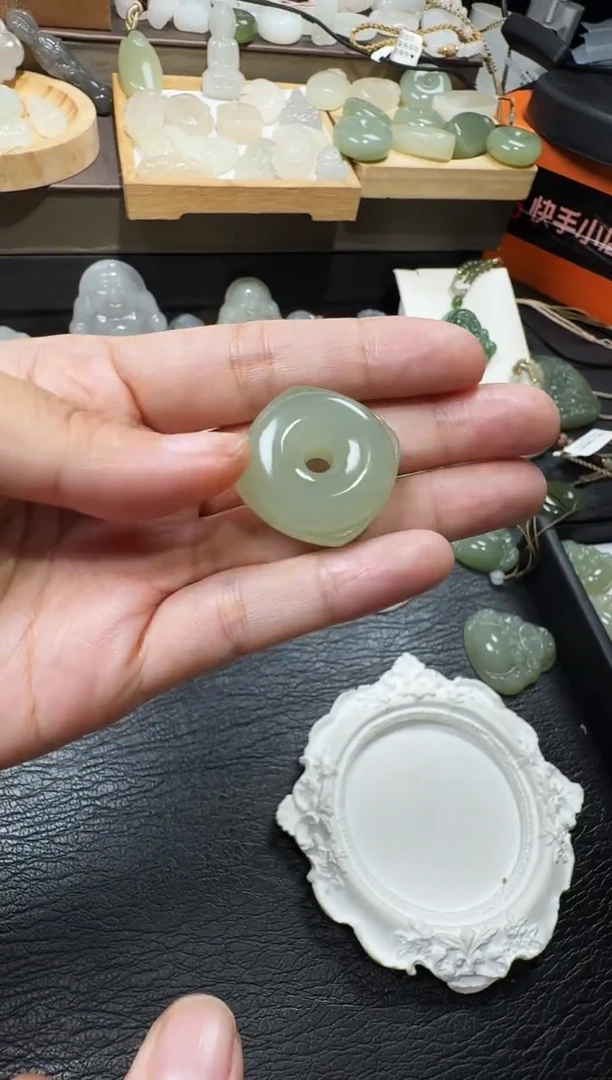 颈饰未镶嵌和田玉?****睫高冰方扣