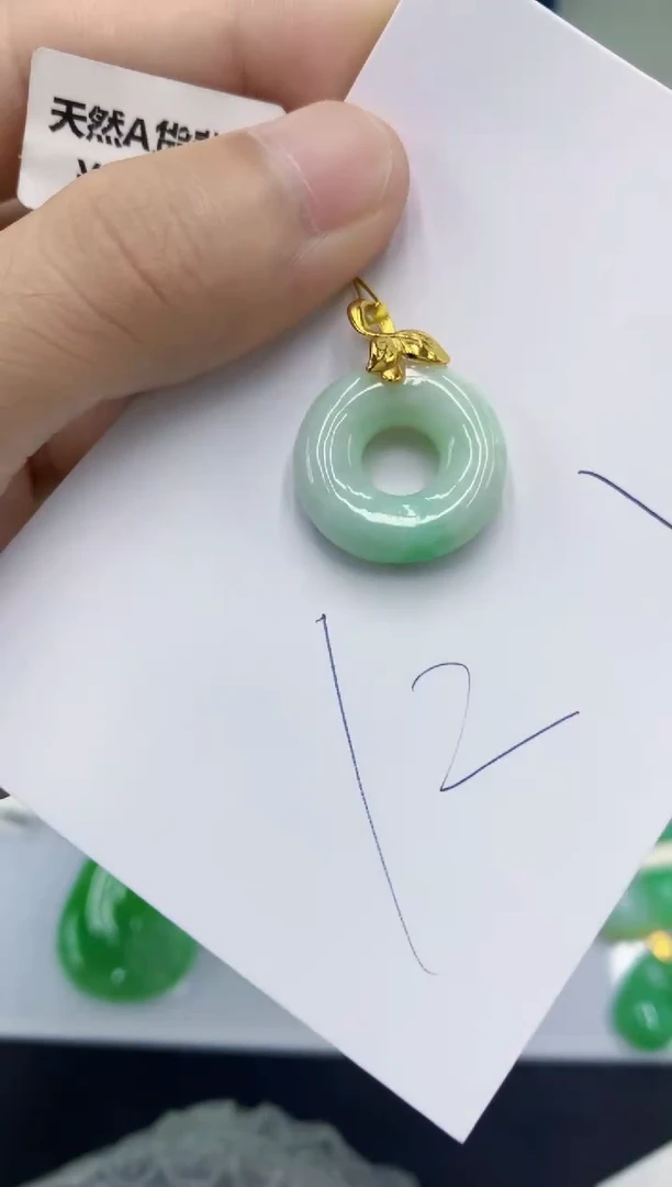 翡翠挂件未镶嵌翡翠