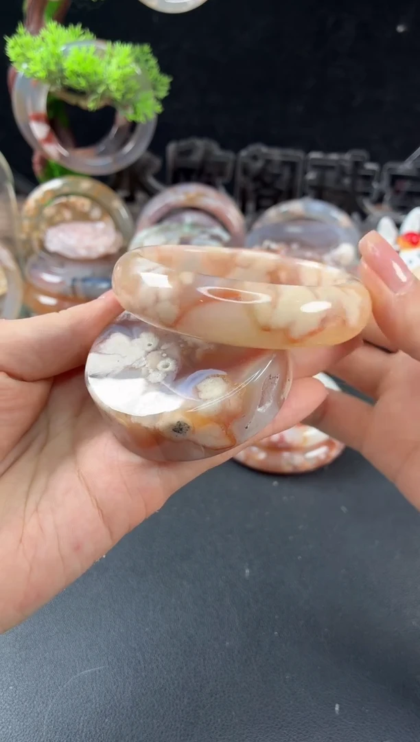 未镶嵌手镯（圆镯）石英质玉57