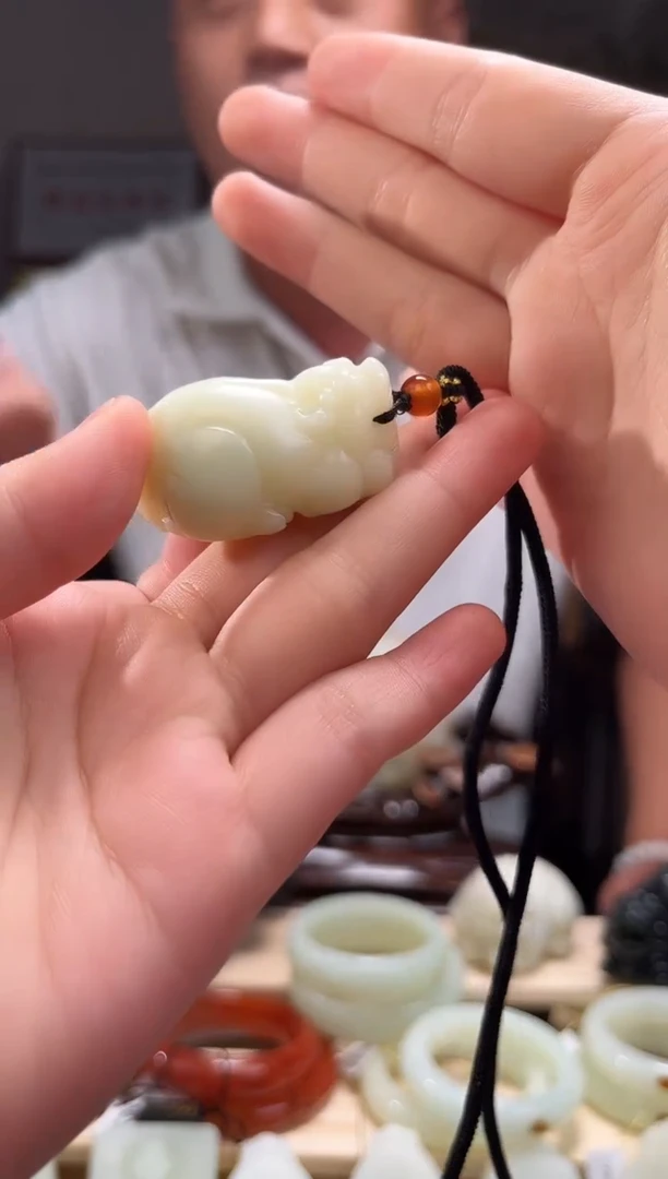 和田玉未镶嵌颈饰吊坠