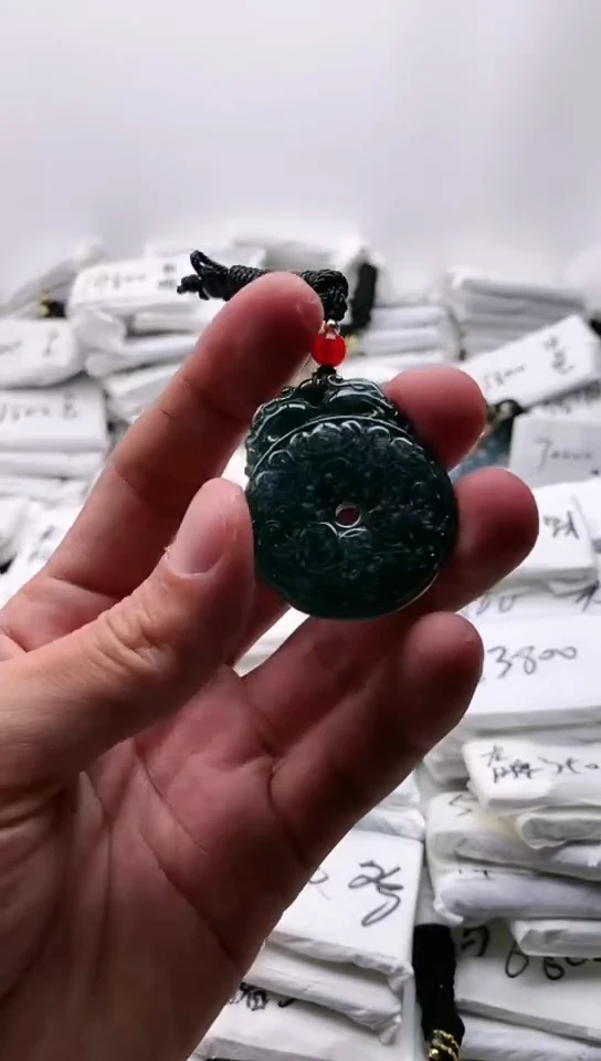 翡翠未镶嵌颈饰平安扣