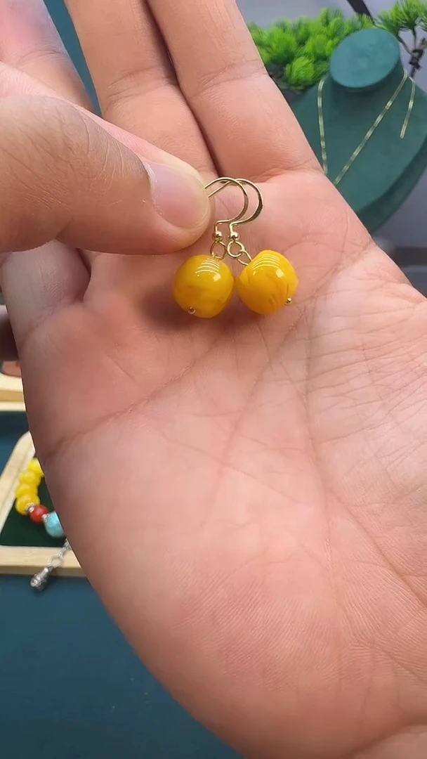 14K金镶嵌蜜蜡耳饰E01