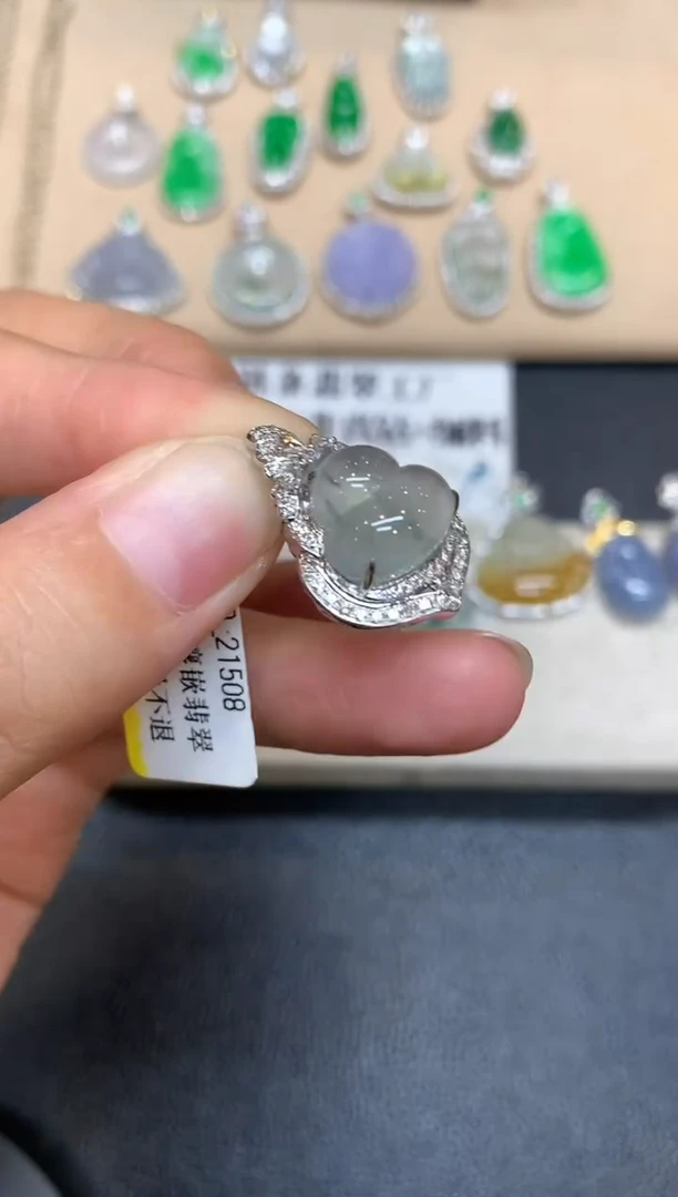 颈饰18K金镶嵌翡翠葫芦【无服务费