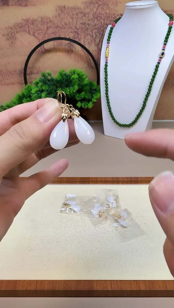 14K金镶嵌和田玉耳饰E76