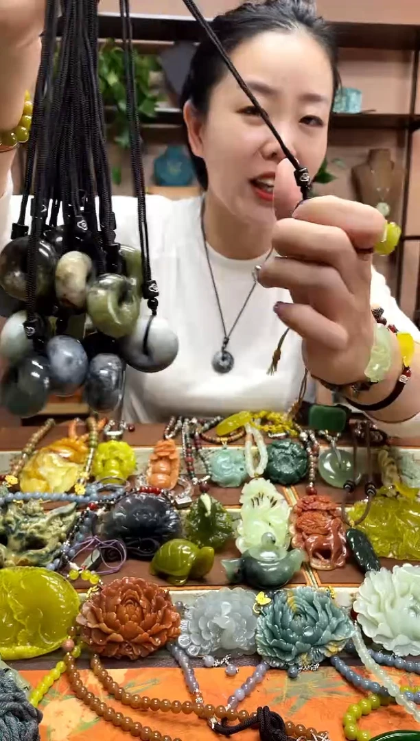 未镶嵌岫玉吊坠多样性发货发其中之一