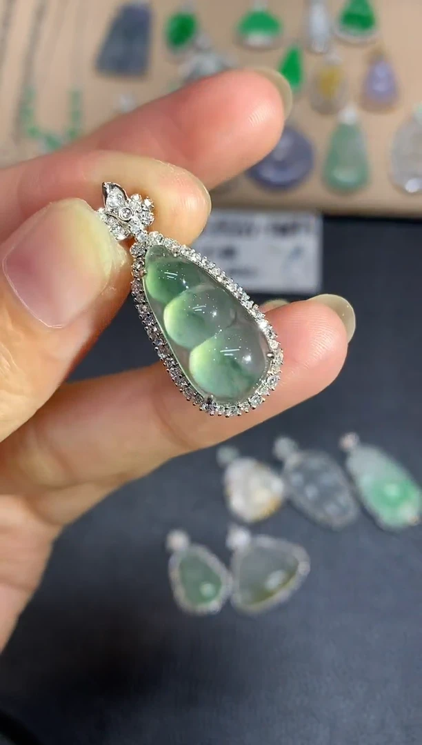 颈饰18K金镶嵌翡翠福豆【无服务费