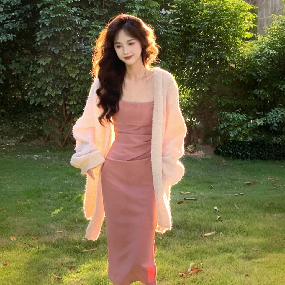 粉色吊带连衣裙女秋季2025新款气质名媛高级感褶皱收腰显瘦背带裙