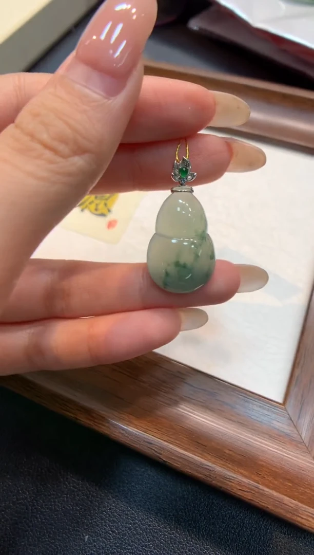 颈饰18K金镶嵌翡翠葫芦