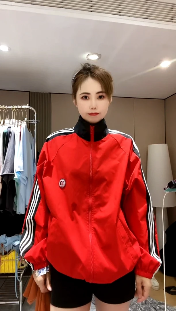 红色拼接三条杠外套