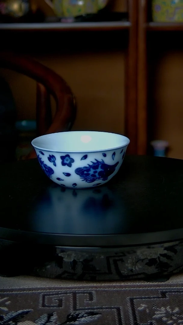 景德镇手工青花桃花鳜鱼 杯