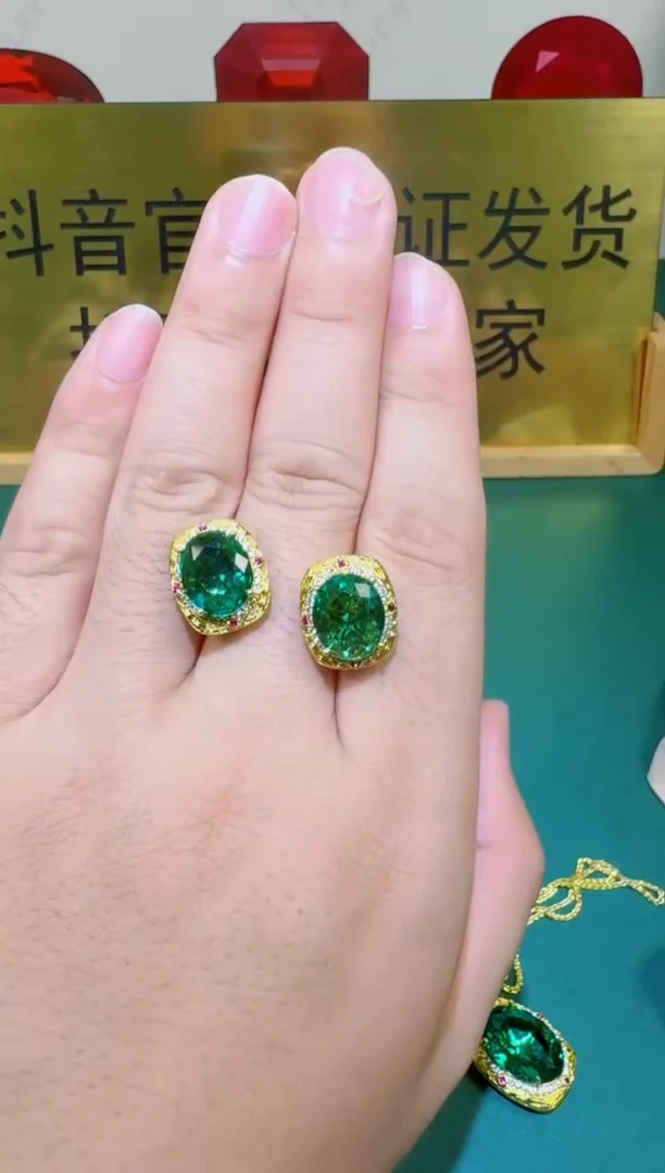 18K金镶嵌耳饰祖母绿1