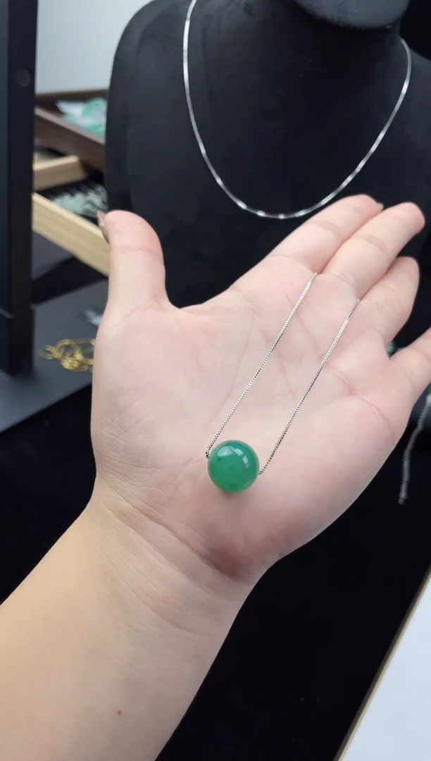 吊坠(赠链)未镶嵌石英质玉（非洲翠）转运珠一个
