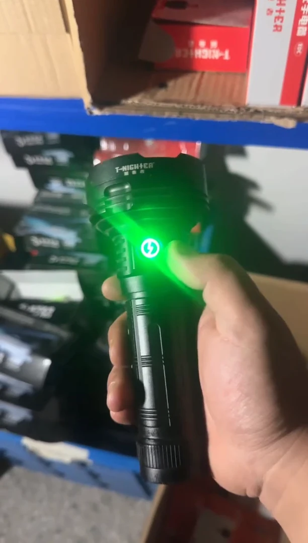 【老王家同款】698超亮九颗灯珠手电-送两组电池