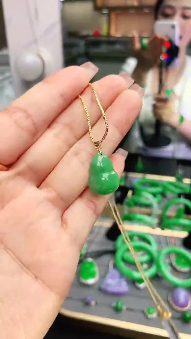 颈饰18K金镶嵌翡翠赠礼盒证书